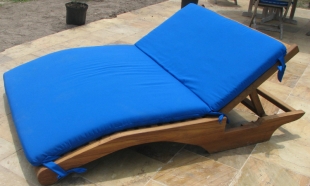 double-teak-lounger-with-sumbrella-fabric-outdoor-cushion